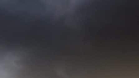 Grosso incendio a Napoli in via Brin, enorme colonna di fumo sulla città
