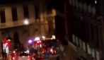 Scooter corre sul marciapiedi a Napoli per superare il traffico, il pedone si scansa per un soffio