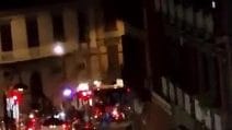 Scooter corre sul marciapiedi a Napoli per superare il traffico, il pedone si scansa per un soffio