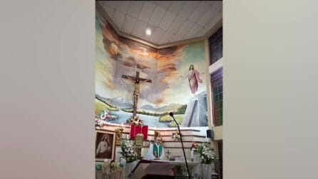 Ecuador, la croce si stacca dal muro e uccide sacerdote durante la messa in diretta streaming