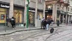 Centinaia di giovani si radunano in centro a Milano: vetrine distrutte, saccheggiato un supermercato