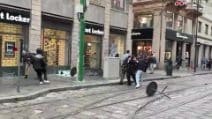 Centinaia di giovani si radunano in centro a Milano: vetrine distrutte, saccheggiato un supermercato