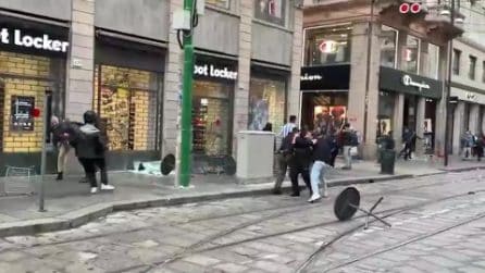 Centinaia di giovani si radunano in centro a Milano: vetrine distrutte, saccheggiato un supermercato