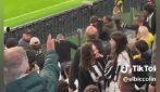 Rissa tra tifosi della Juventus sugli spalti durante la partita contro la Lazio