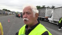 Lunghe file di camion in autostrada a Caserta: "Blocchiamo tutto"