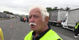 Lunghe file di camion in autostrada a Caserta: "Blocchiamo tutto"