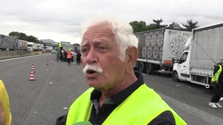 Lunghe file di camion in autostrada a Caserta: "Blocchiamo tutto"