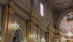 Basilica dei Santi Giovanni e Paolo a Roma, con 35 lampadari di cristallo sembra una sala da ballo