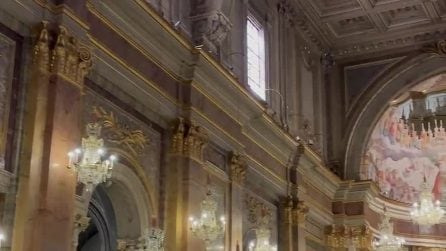 Basilica dei Santi Giovanni e Paolo a Roma, con 35 lampadari di cristallo sembra una sala da ballo