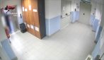 Furto di farmaci oncologici a Napoli, tra gli arrestati anche un vigilante: avrebbe staccato l'allarme