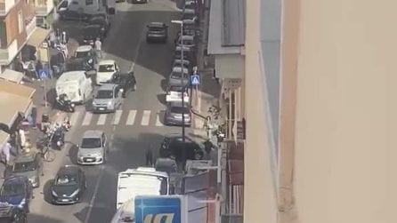 Napoli, arrivano le autocisterne a rifornire di benzina i distributori