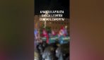 Scontri al corteo contro il caro vita a Napoli: tensioni con la polizia in piazza Municipio