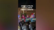Scontri al corteo contro il caro vita a Napoli: tensioni con la polizia in piazza Municipio