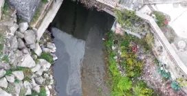 Enorme macchia scura e oleosa nel mare del Porto di Pozzuoli, è allarme ambientale