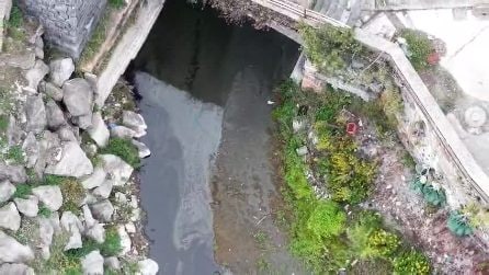 Enorme macchia scura e oleosa nel mare del Porto di Pozzuoli, è allarme ambientale