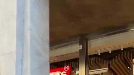 I negozi del centro di Milano: schermate con pannelli le vetrine