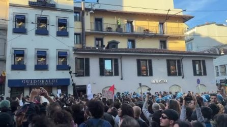 Presidio a Milano, centinaia di partecipanti: la polizia blocca il corteo