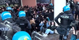 Cortei a Bologna, scontri con le forze dell'ordine in centro