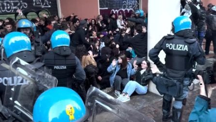 Cortei a Bologna, scontri con le forze dell'ordine in centro