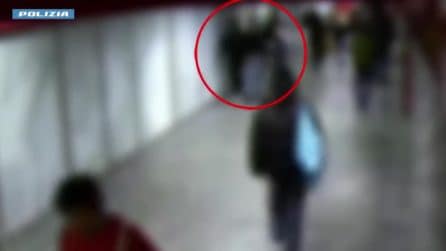 Accerchiano un 75enne per rapinarlo sulla metro a Milano