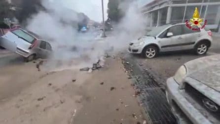 Reggio Emilia, si apre voragine in strada e un'auto ci finisce dentro