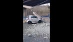 Escavatrice si scontra col ponte sull'A2, travi crollano su auto in transito