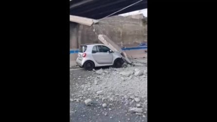 Escavatrice si scontra col ponte sull'A2, travi crollano su auto in transito