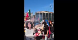 Napoli, bruciate bollette e uno striscione con Bernini e Meloni prima della manifestazione