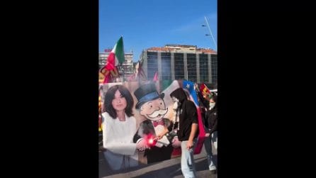 Napoli, bruciate bollette e uno striscione con Bernini e Meloni prima della manifestazione