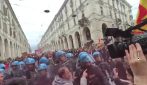 Sciopero a Torino, studenti e lavoratori in corteo insieme: tensione con la polizia