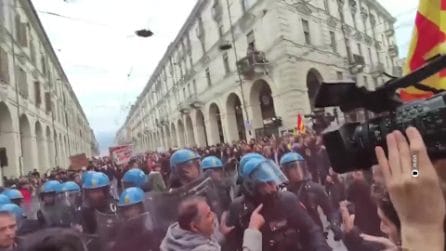 Sciopero a Torino, studenti e lavoratori in corteo insieme: tensione con la polizia