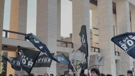 Sciopero generale, a Roma studenti in piazza a fianco dei lavoratori: "Più aule e non più armi"