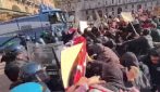 Manifestazioni a Torino, scontri tra manifestanti e polizia in piazza Castello