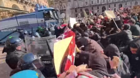 Manifestazioni a Torino, scontri tra manifestanti e polizia in piazza Castello