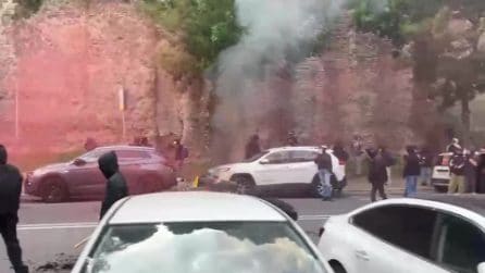 Sciopero generale a Roma, a fuoco cassonetti in via Annia: polizia in assetto antisommossa