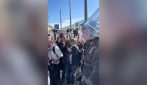 Napoli, alcuni manifestanti offrono brioches ai poliziotti: "Non siete voi il problema"