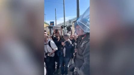 Napoli, alcuni manifestanti offrono brioches ai poliziotti: "Non siete voi il problema"