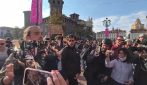 Torino, studente si avvicina agli agenti con uno specchio: "Volevate diventare questo da piccoli?"