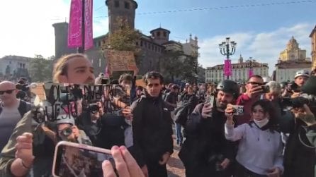 Torino, studente si avvicina agli agenti con uno specchio: "Volevate diventare questo da piccoli?"
